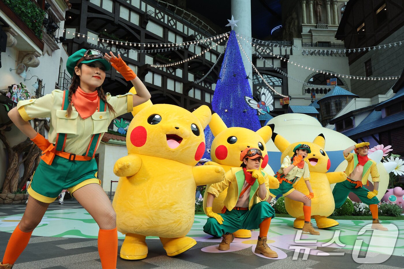 본문 이미지 - 서울 송파구 롯데월드 어드벤처에서 연기자들이 포켓몬과 콜라보를 한 공연을 선보이고 있다. /뉴스1 ⓒ News1 신웅수 기자