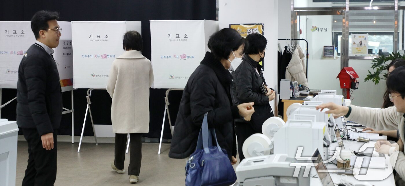 본문 이미지 - 제1회 전국 동시 새마을금고 이사장 선거가 실시된 5일 전북자치도 전주시 전주청소년센터에 마련된 중앙동 투표소에서 조합원들이 투표를 하고 있다. 2025.3.5/뉴스1 ⓒ News1 유경석 기자