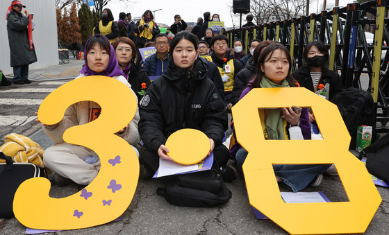 여성의날 앞 수요시위 "전쟁 지속되면 여성 안전할 수 없어"