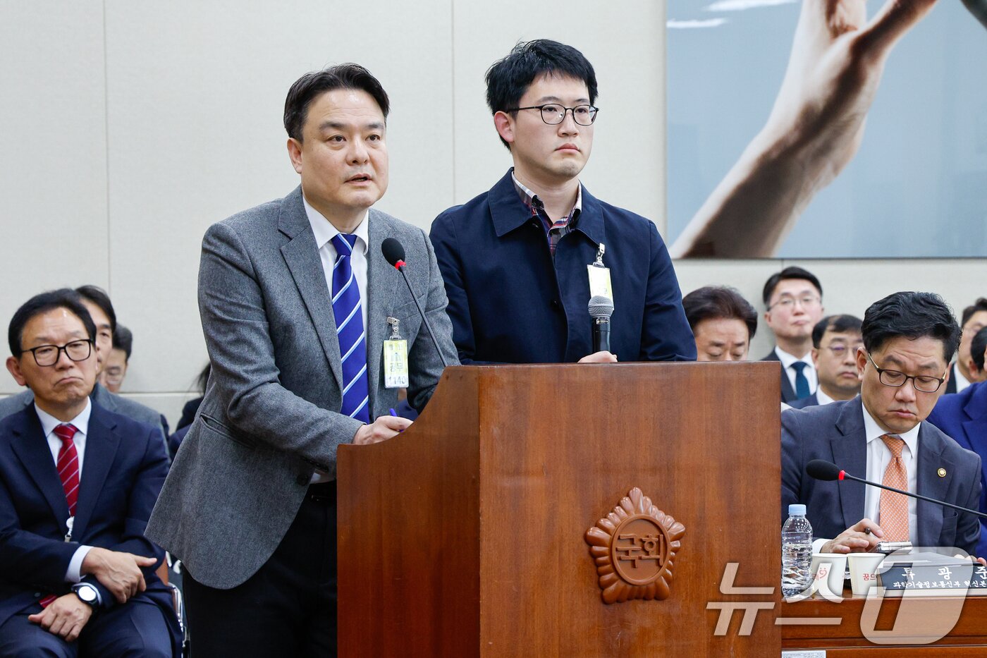 본문 이미지 - 장경식 방송통신심의위원회 강원사무소 소장&#40;왼쪽&#41;, 김종인 직원이 5일 서울 여의도 국회에서 열린 제423회 국회&#40;임시회&#41; 제1차 과학기술정보방송통신위원회 전체회의에 출석해 최민희 위원장의 류희림 방심위원장 방미 관련 현안 질의에 답하고 있다. 2025.3.5/뉴스1 ⓒ News1 안은나 기자