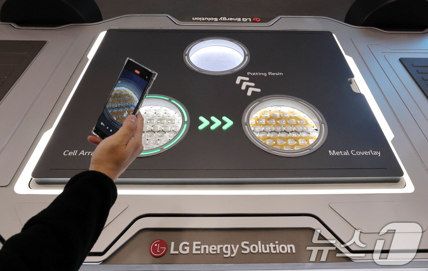 본문 이미지 - 5일 서울 강남구 코엑스에서 개막한 ‘인터배터리 2025’ LG에너지솔루션 부스를 찾은 관람객이 전기차 배터리 모형을 살펴보고 있다. 2025.3.5/뉴스1 ⓒ News1 박세연 기자