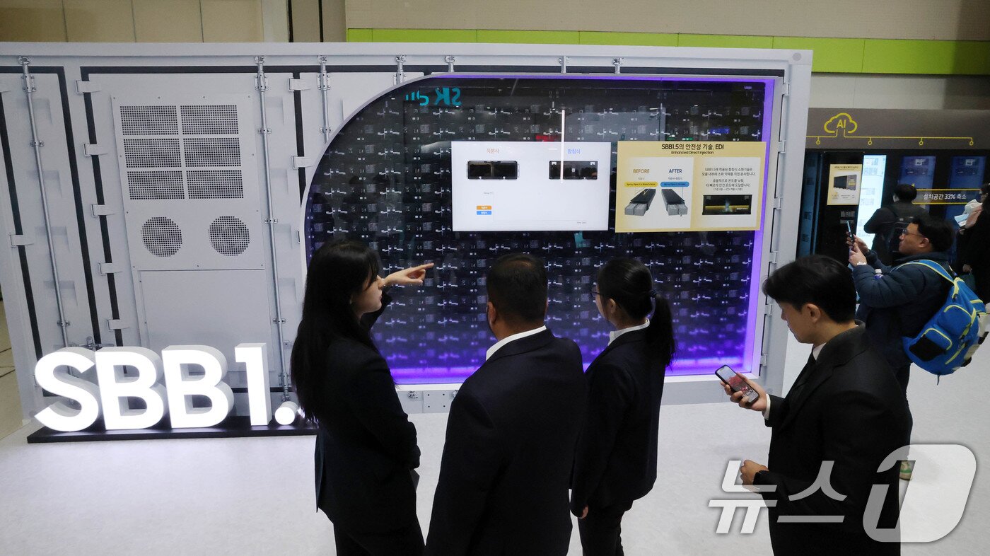 본문 이미지 - 5일 서울 강남구 코엑스에서 개막한 ‘인터배터리 2025’ 삼성SDI 부스에서 관람객들이 SBB1.5를 살펴보고 있다. 2025.3.5/뉴스1 ⓒ News1 박세연 기자