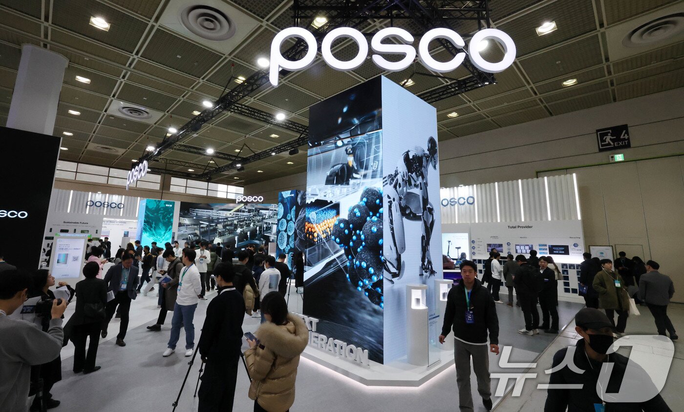 본문 이미지 - 5일 서울 강남구 코엑스에서 개막한 ‘인터배터리 2025’ 포스코퓨처엠 부스가 관람객으로 붐비고 있다. 2025.3.5/뉴스1 ⓒ News1 박세연 기자