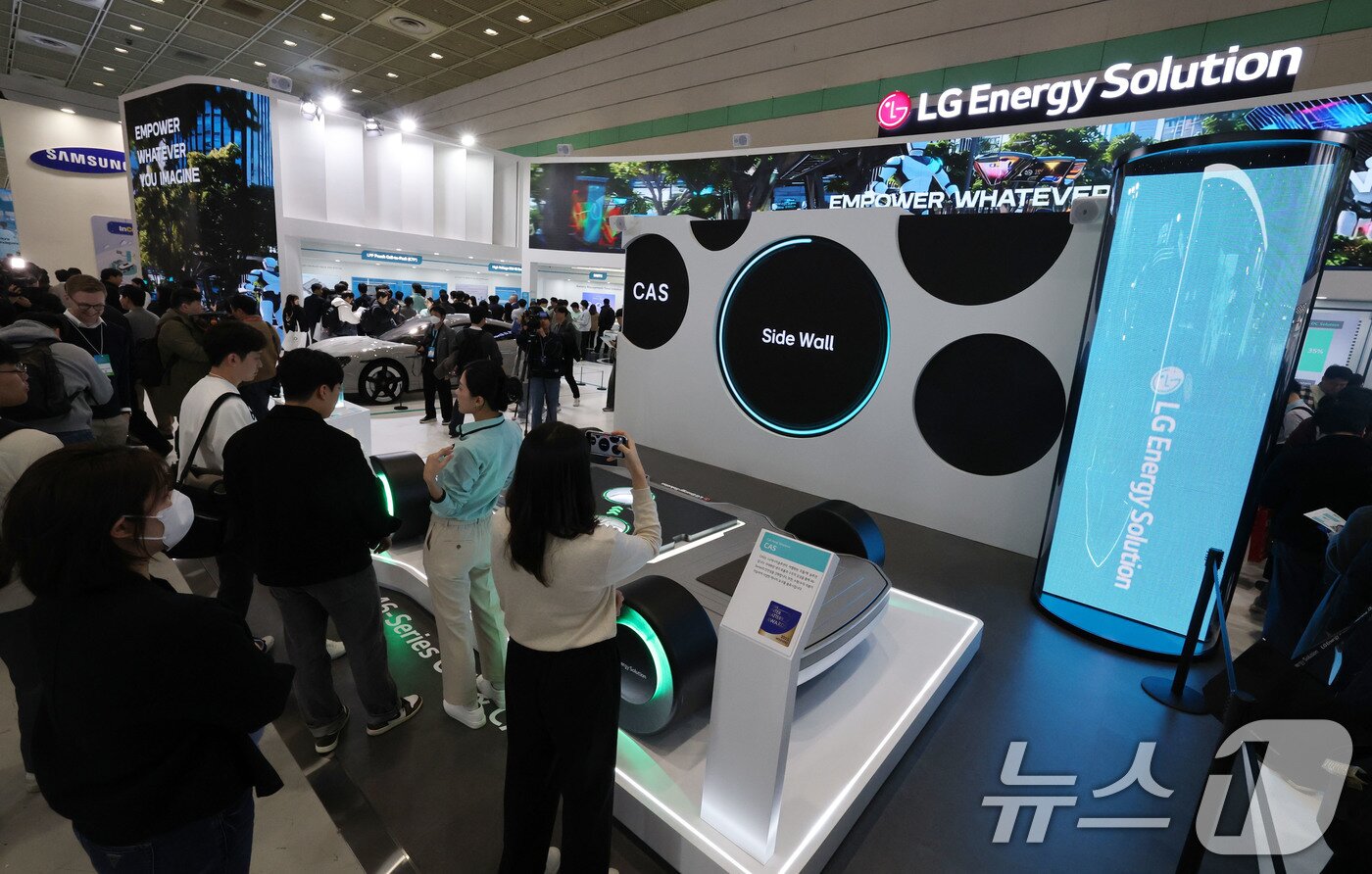 본문 이미지 - 5일 서울 강남구 코엑스에서 개막한 ‘인터배터리 2025’ LG에너지솔루션 부스가 관람객으로 붐비고 있다. 2025.3.5/뉴스1 ⓒ News1 박세연 기자