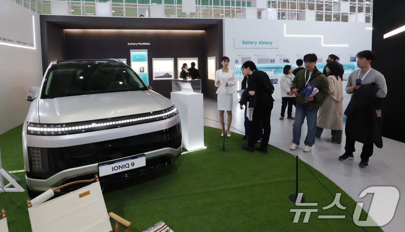 본문 이미지 - 5일 서울 강남구 코엑스에서 개막한 ‘인터배터리 2025’ LG에너지솔루션부스를 찾은 관람객이 현대 전기차 아이오닉9을 살펴보고 있다. 2025.3.5/뉴스1 ⓒ News1 박세연 기자