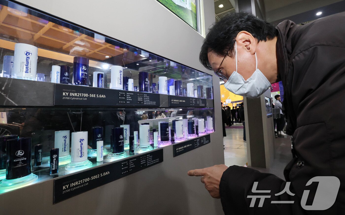 본문 이미지 - 5일 서울 강남구 코엑스에서 개막한 ‘인터배터리 2025’ 금양부스를 찾은 관람객이 원통형 배터리를 살펴보고 있다. 2025.3.5/뉴스1 ⓒ News1 박세연 기자