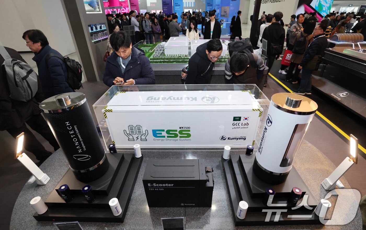 본문 이미지 - 5일 서울 강남구 코엑스에서 개막한 ‘인터배터리 2025’ 금양부스를 찾은 관람객이 배터리 모형을 살펴보고 있다.  2025.3.5/뉴스1 ⓒ News1 박세연 기자