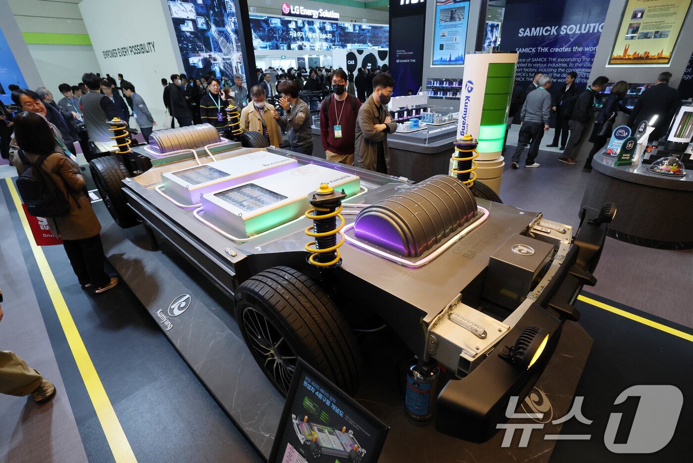 본문 이미지 - 5일 서울 강남구 코엑스에서 개막한 ‘인터배터리 2025’ 금양부스를 찾은 관람객들이 전기차 배터리 모형을 살펴보고 있다. 2025.3.5/뉴스1 ⓒ News1 박세연 기자