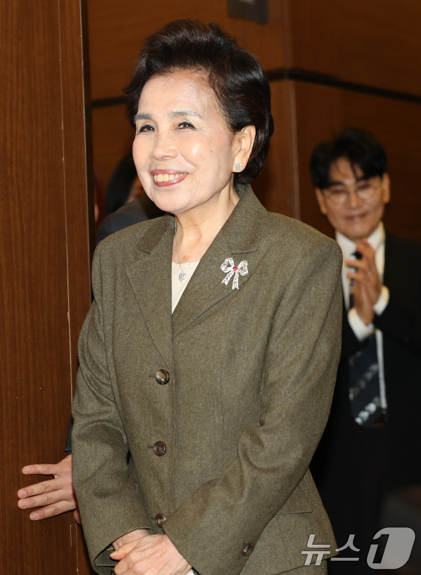 (서울=뉴스1) 권현진 기자 = 가수 이미자가 5일 오후 서울 마포구 스탠포드호텔에서 열린 ‘이미자 전통가요 헌정 공연-맥(脈)을 이음’(맥을 이음) 기자간담회에 참석하고 있다. …