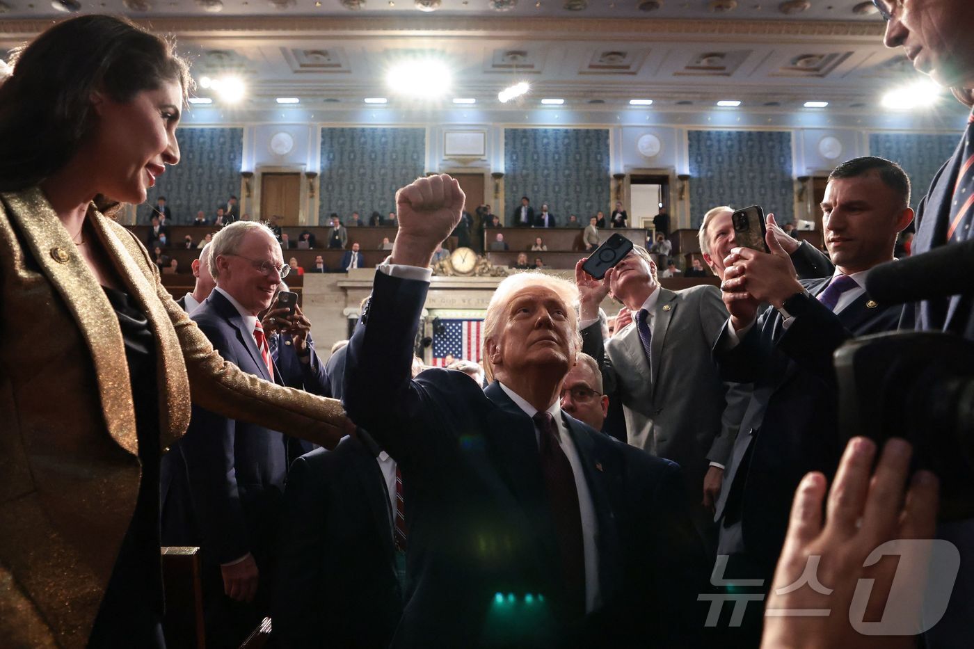 본문 이미지 - 도널드 트럼프 미국 대통령이 4일&#40;현지시간&#41; 워싱턴 DC의 미국 국회의사당에서 의회 합동회의 연설을 마친 뒤 자리를 이동하고 있다. 2025.3.5 ⓒ AFP=뉴스1
