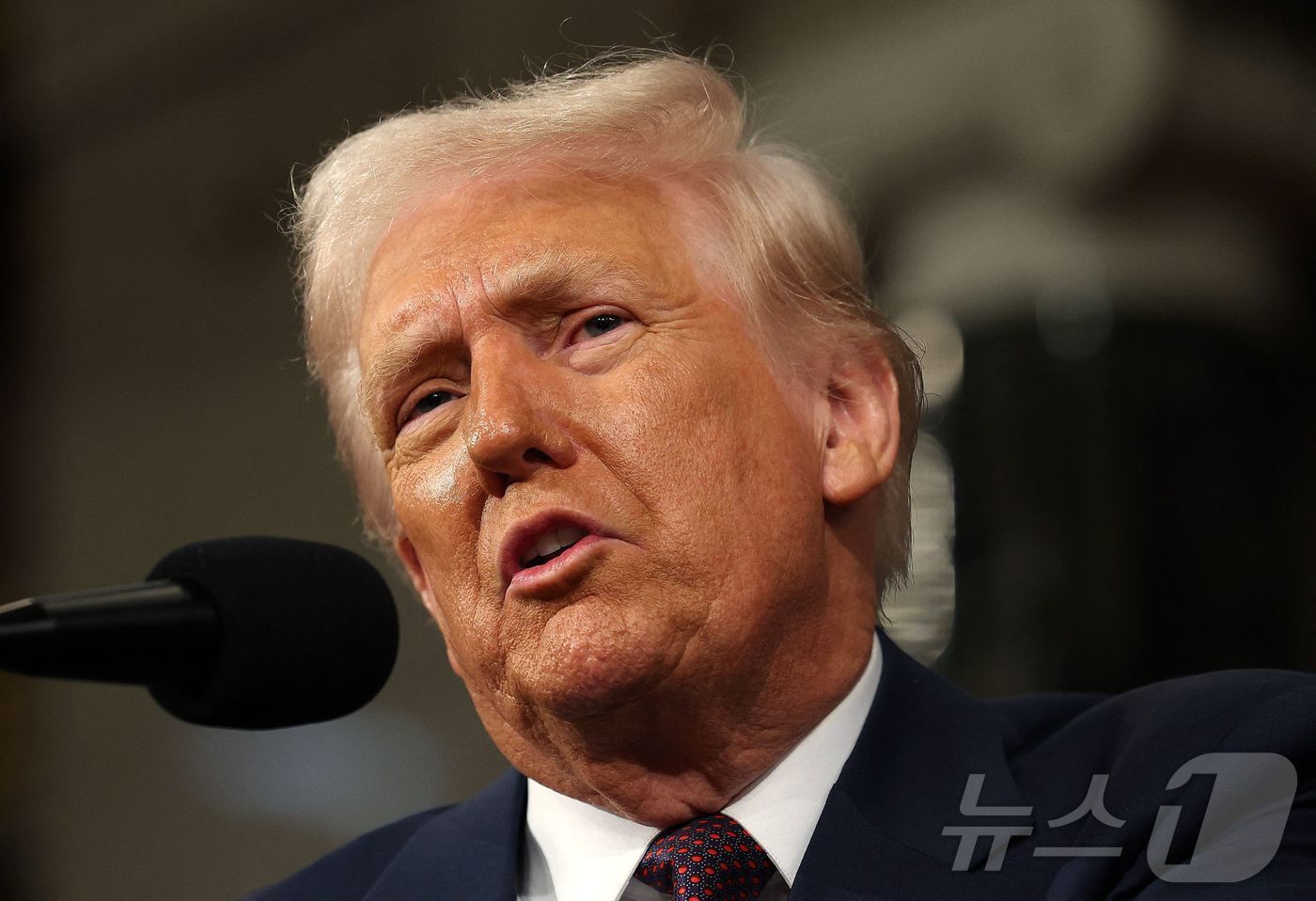 본문 이미지 - 도널드 트럼프 미국 대통령이 4일(현지시간) 워싱턴 DC 연방의회 의사당에서 진행된 상하원 합동회의에서 연설을 하고 있다. 2025.3.5 ⓒ AFP=뉴스1