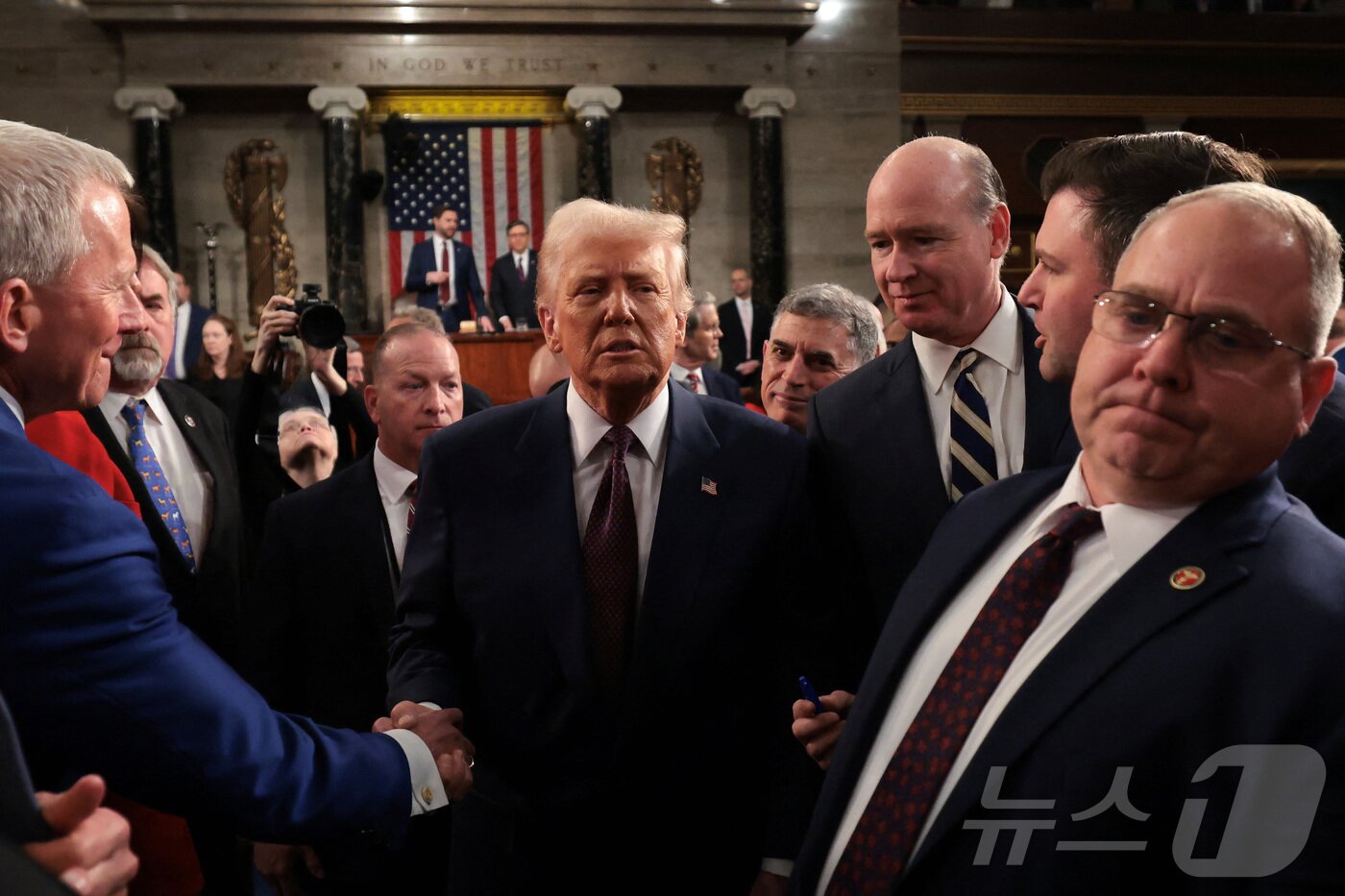 본문 이미지 - 도널드 트럼프 미국 대통령이 4일(현지시간) 워싱턴 DC의 미국 국회의사당에서 의회 합동회의 연설을 마친 뒤 자리를 이동하고 있다. 2025.3.5 ⓒ 로이터=뉴스1