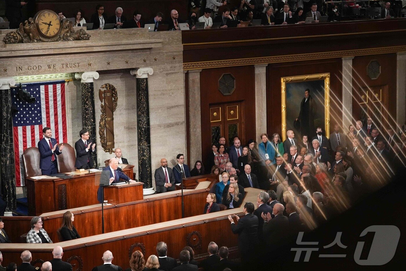 본문 이미지 - 도널드 트럼프 미국 대통령이 4일(현지시간) 워싱턴 DC 연방의회 의사당에서 진행된 상하원 합동회의에서 연설을 하고 있다. 2025.3.5 ⓒ AFP=뉴스1