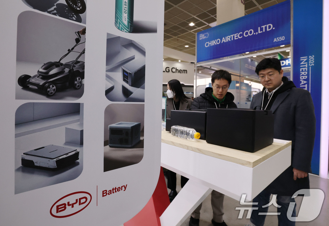 (서울=뉴스1) 박세연 기자 = 5일 서울 강남구 코엑스에서 개막한 ‘인터배터리 2025’ BYD부스를 찾은 관람객이 배터리를 살펴보고 있다.올해로 13회를 맞이하는 역대 최대규모 …