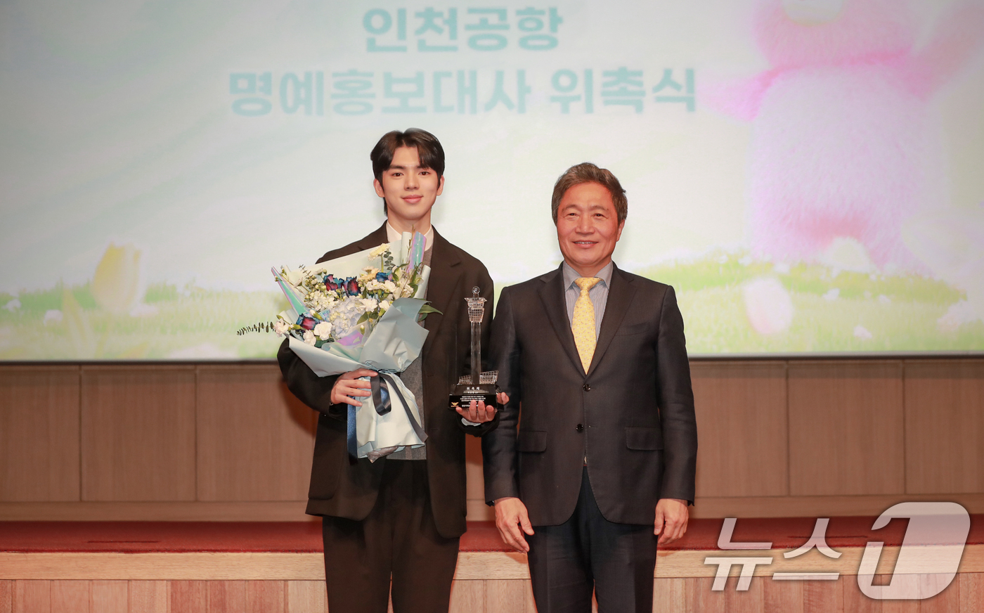 (서울=뉴스1) = 이학재 인천국제공항공사 사장이 5일 인천 중구 인천국제공항공사 본사에서 피겨스케이트 차준환 선수에게 명예 홍보대사 위촉장을 수여하고 있다. (인천국제공항공사 제 …