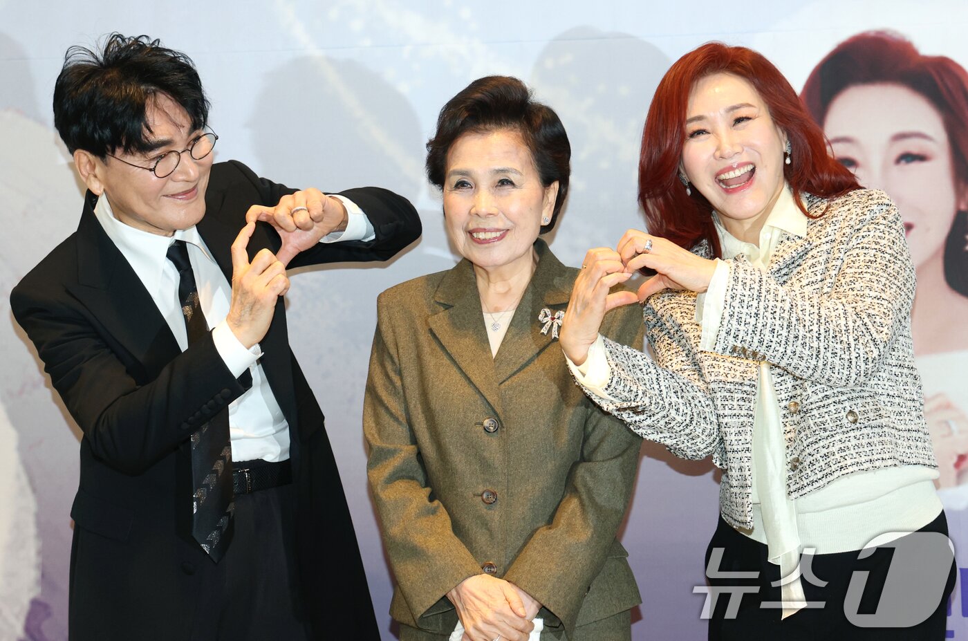 본문 이미지 - 가수 조항조&#40;왼쪽부터&#41;와 이미자, 주현미 ⓒ News1 권현진 기자