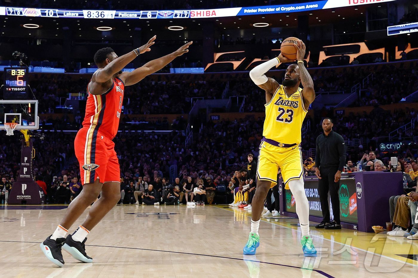 본문 이미지 - LA레이커스 르브론이 5일(한국시간) 크립토닷컴 아레나에서 열린 뉴올리언즈 펠리컨스와 홈경기에서 공격을 시도하고 있다. 2025.3.5 ⓒ AFP=뉴스1