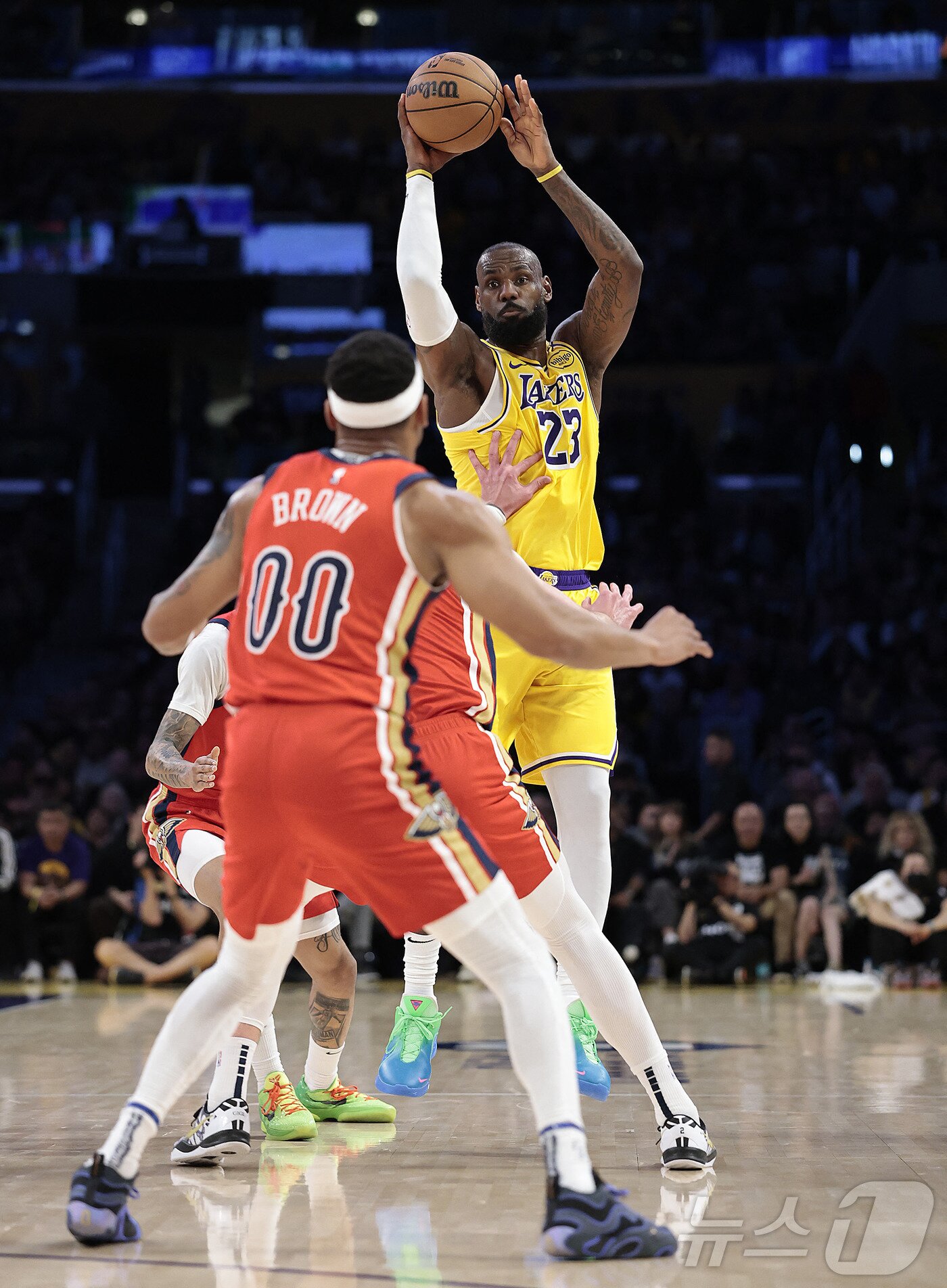 본문 이미지 - LA레이커스 르브론이 5일(한국시간) 크립토닷컴 아레나에서 열린 뉴올리언즈 펠리컨스와 홈경기에서 공격을 시도하고 있다. 2025.3.5 ⓒ AFP=뉴스1