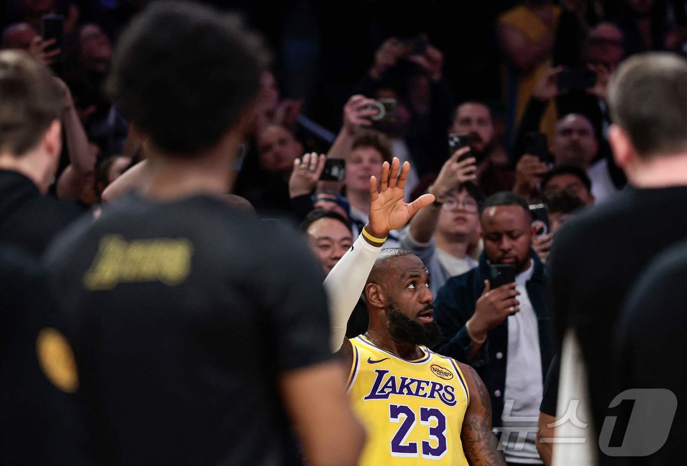 본문 이미지 - LA레이커스 르브론이 5일(한국시간) 크립토닷컴 아레나에서 열린 뉴올리언즈 펠리컨스와 홈경기 전반전에서 3점슛을 성공시켜 NBA 정규 시즌과 플레이오프 통산 50,002점을 기록한 후 인사하고 있다. 2025.3.5 ⓒ AFP=뉴스1