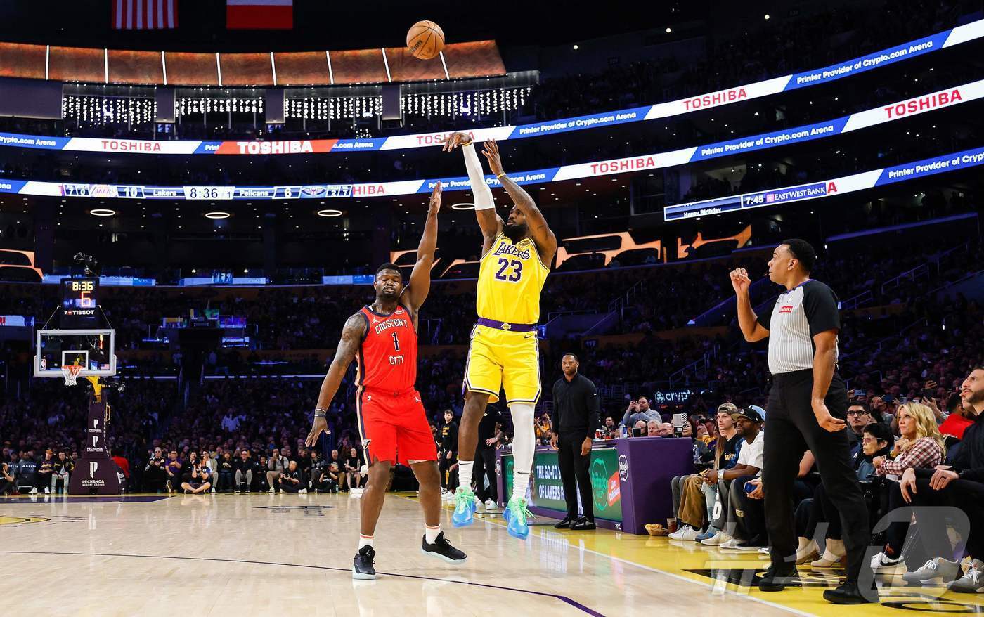 본문 이미지 - LA레이커스 르브론이 5일(한국시간) 크립토닷컴 아레나에서 열린 뉴올리언즈 펠리컨스와 홈경기에서 공격을 시도하고 있다. 2025.3.5 ⓒ AFP=뉴스1