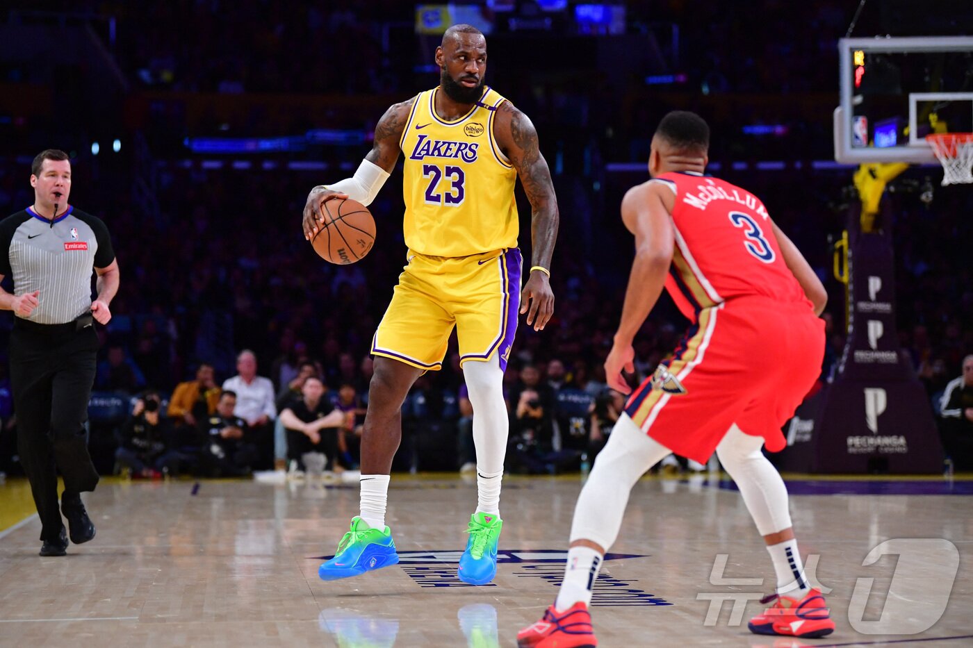 본문 이미지 - LA레이커스 르브론이 5일(한국시간) 크립토닷컴 아레나에서 열린 뉴올리언즈 펠리컨스와 홈경기에서 공격을 시도하고 있다. 2025.3.5 ⓒ 로이터=뉴스1