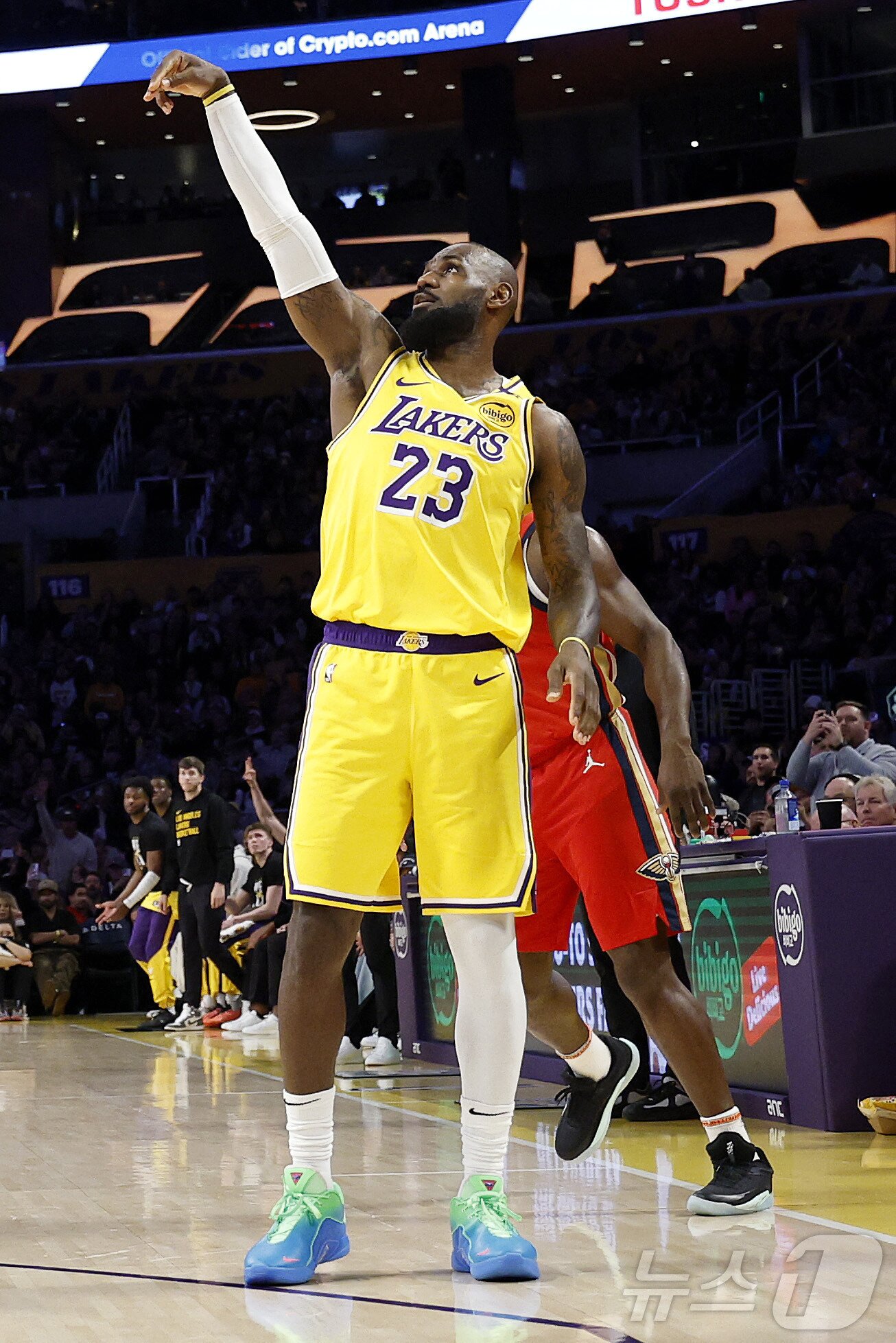 본문 이미지 - LA레이커스 르브론이 5일(한국시간) 크립토닷컴 아레나에서 열린 뉴올리언즈 펠리컨스와 홈경기에서 공격을 시도하고 있다. ⓒ AFP=뉴스1