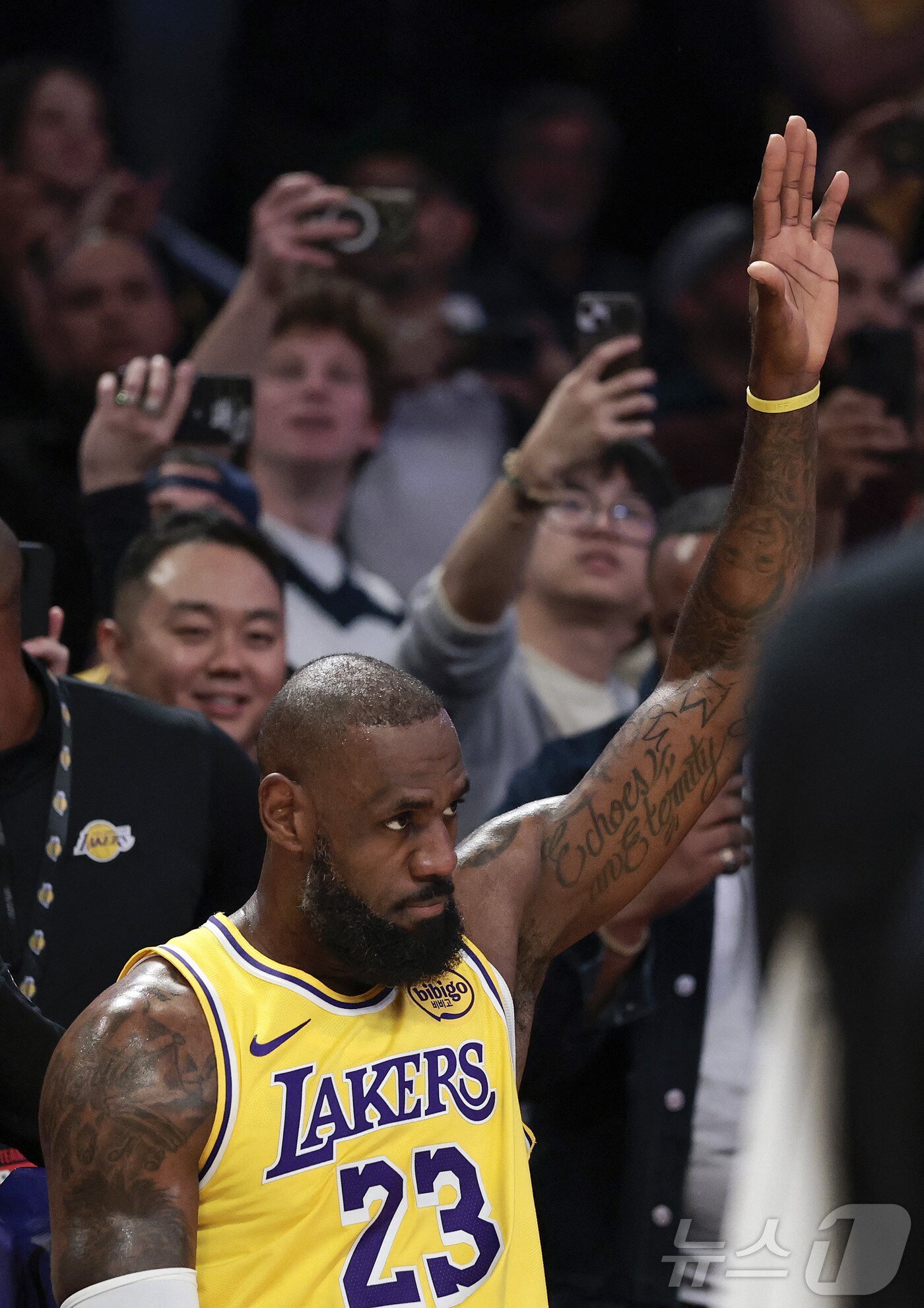 본문 이미지 - LA레이커스 르브론이 5일(한국시간) 크립토닷컴 아레나에서 열린 뉴올리언즈 펠리컨스와 홈경기에서 득점 성공 후 세리머니를 하고 있다. 2025.3.5 ⓒ AFP=뉴스1