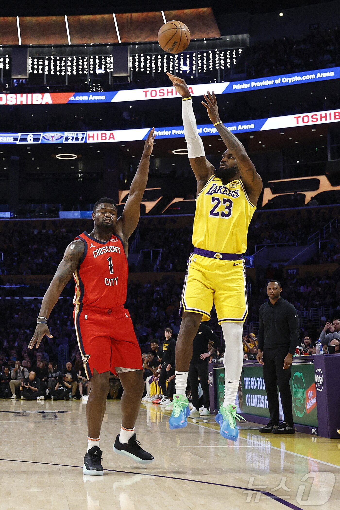 본문 이미지 - LA레이커스 르브론이 5일(한국시간) 크립토닷컴 아레나에서 열린 뉴올리언즈 펠리컨스와 홈경기에서 공격을 시도하고 있다 ⓒ AFP=뉴스1