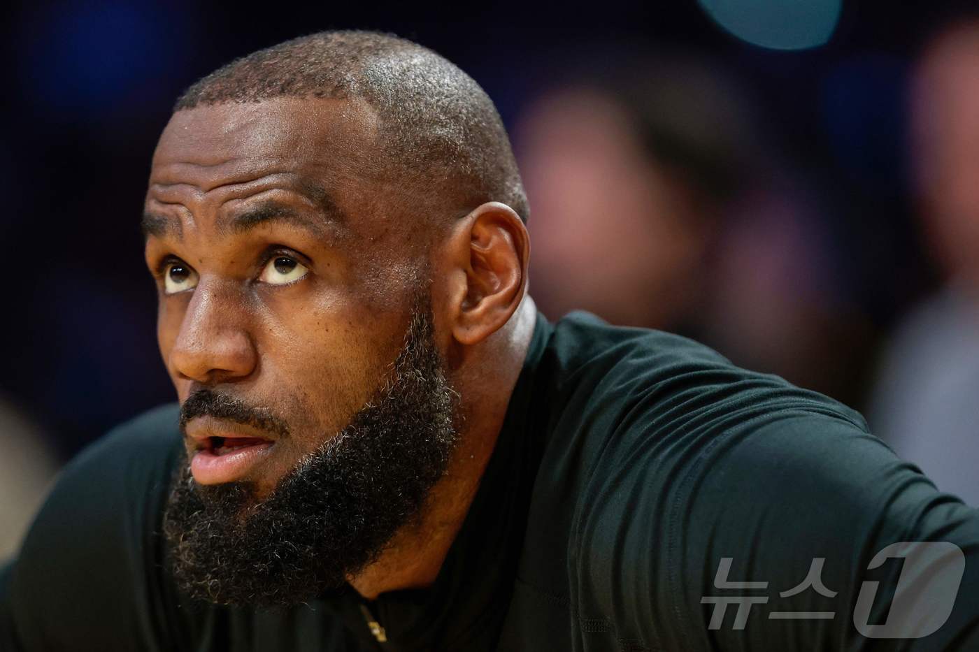 본문 이미지 - LA레이커스 르브론이 5일(한국시간) 크립토닷컴 아레나에서 열린 뉴올리언즈 펠리컨스와 홈경기에 앞서 경기장을 바라보고 있다. 2025.3.5  ⓒ AFP=뉴스1