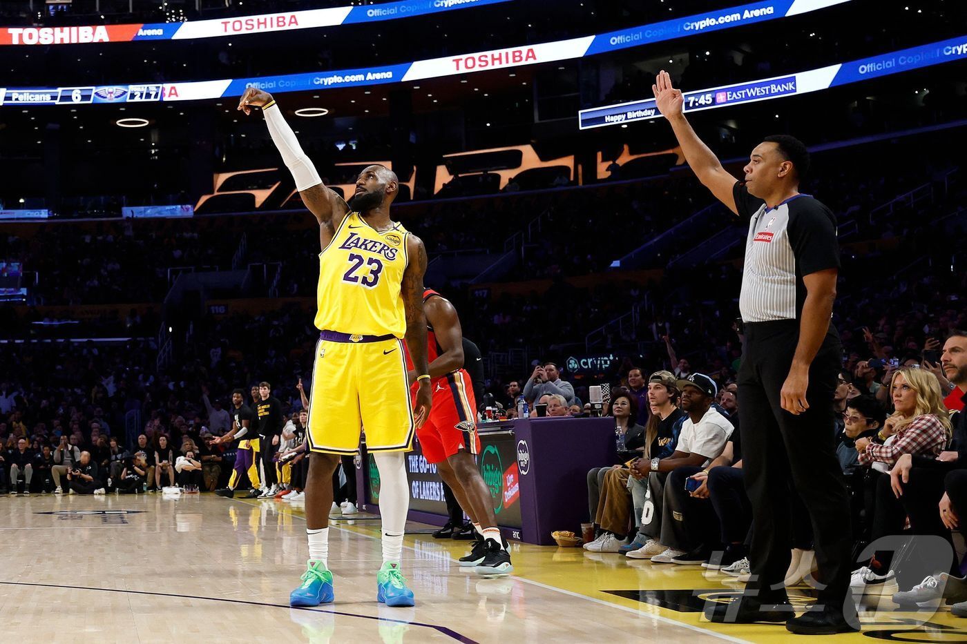 본문 이미지 - LA레이커스 르브론이 5일(한국시간) 크립토닷컴 아레나에서 열린 뉴올리언즈 펠리컨스와 홈경기에서 공격을 시도하고 있다. ⓒ AFP=뉴스1