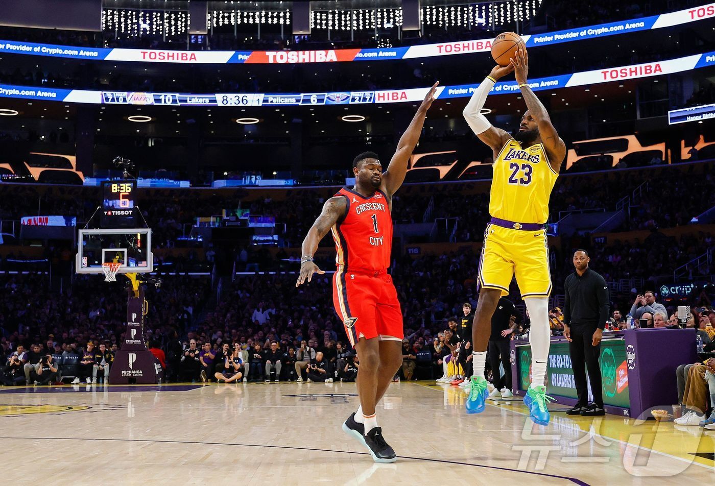 본문 이미지 - LA레이커스 르브론이 5일(한국시간) 크립토닷컴 아레나에서 열린 뉴올리언즈 펠리컨스와 홈경기에서 공격을 시도하고 있다. 2025.3.5 ⓒ AFP=뉴스1