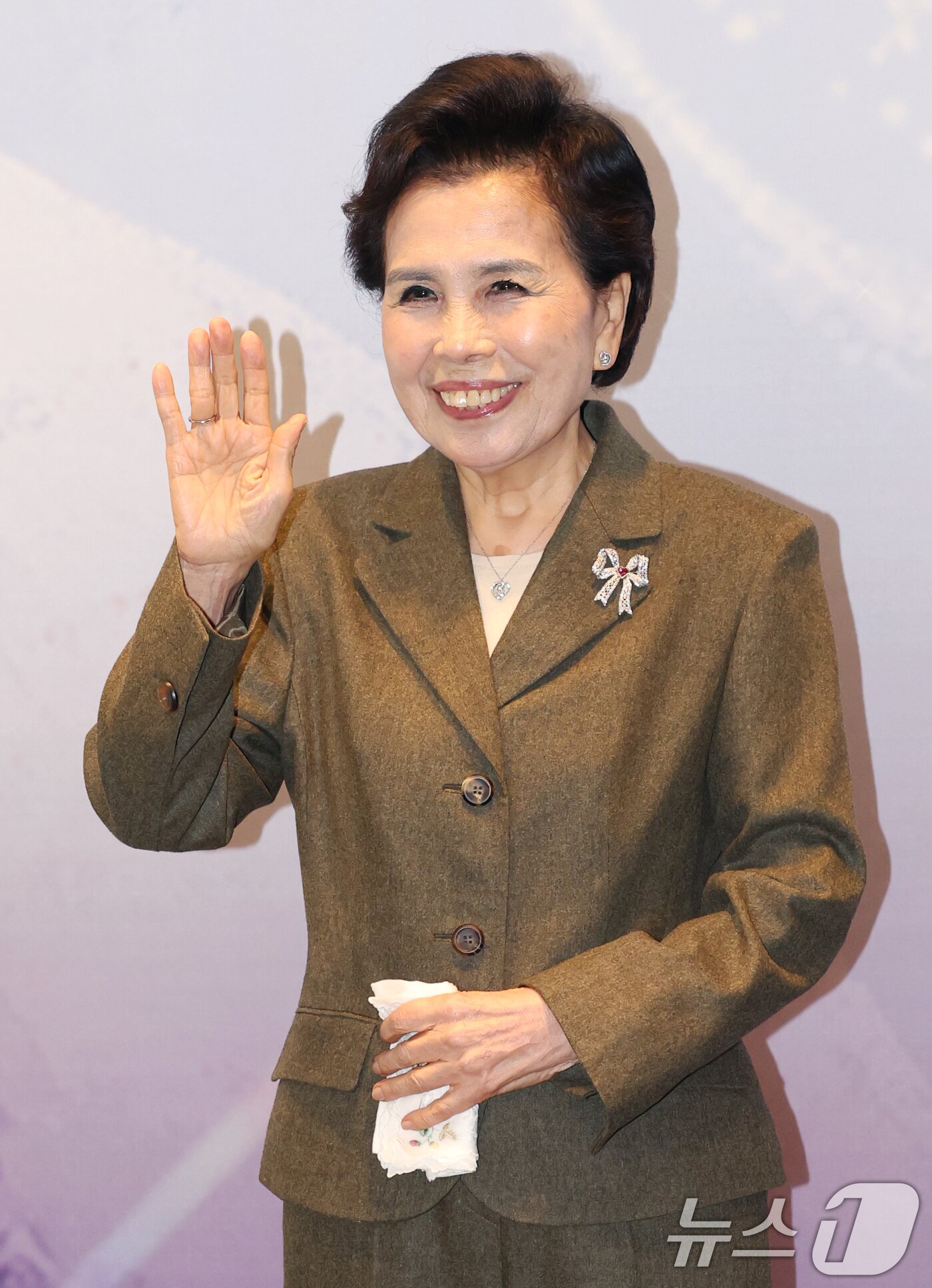 본문 이미지 - 가수 이미자가 5일 오후 서울 마포구 스탠포드호텔에서 열린 ‘이미자 전통가요 헌정 공연-맥(脈)을 이음’(맥을 이음) 기자간담회에서 포즈를 취하고 있다. 2025.3.5/뉴스1 ⓒ News1 권현진 기자