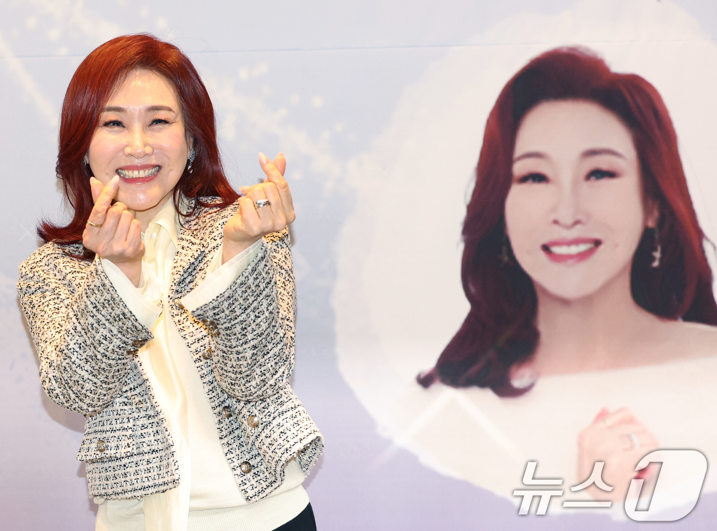 (서울=뉴스1) 권현진 기자 = 가수 주현미가 5일 오후 서울 마포구 스탠포드호텔에서 열린 ‘이미자 전통가요 헌정 공연-맥(脈)을 이음’(맥을 이음) 기자간담회에서 포즈를 취하고 …