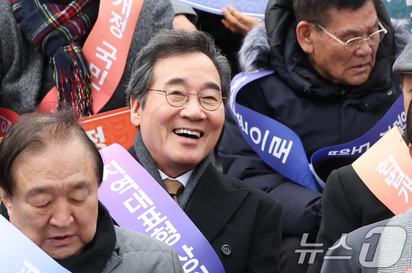(서울=뉴스1) 허경 기자 = 이낙연 전 국무총리가 5일 서울역 광장에서 열린 헌법개정 범국민 결의대회 및 서명운동 발대식에 참석하고 있다. 발대식에는 정대철 헌정회장과 김부겸·이 …