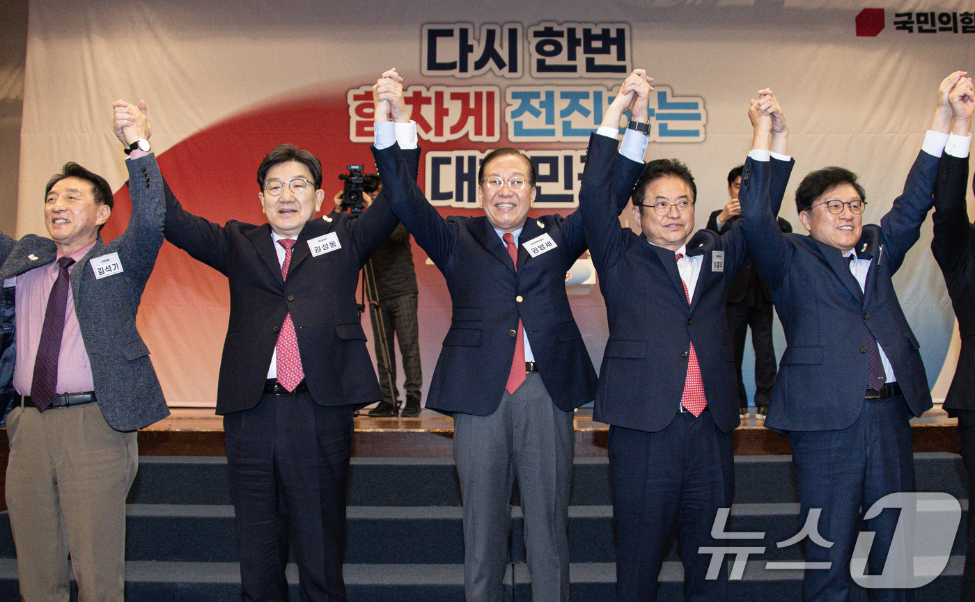 (경주=뉴스1) 이재명 기자 = 권영세 국민의힘 비상대책위원장과 권성동 원내대표, 이철우 경북도지사를 비롯한 참석 내빈들이 5일 오후 경북 경주시 엑스포로 더케이호텔 경주에서 열린 …