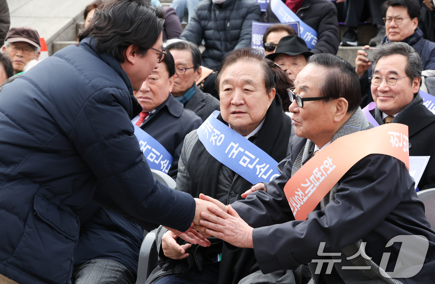 (서울=뉴스1) 허경 기자 = 서청원 전 한나라당 대표가 5일 서울역 광장에서 열린 헌법개정 범국민 결의대회 및 서명운동 발대식에서 정호준 전 국회의원고 인사하고 있다. 발대식에는 …