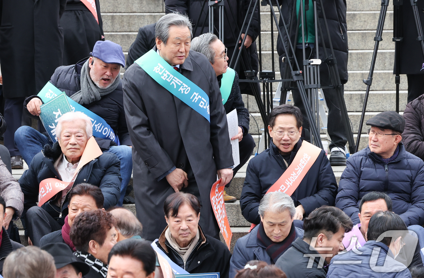 (서울=뉴스1) 허경 기자 = 김무성 전 새누리당 대표가 5일 서울역 광장에서 열린 헌법개정 범국민 결의대회 및서명운동 발대식에 참석하고 있다. 발대식에는 정대철 헌정회장과 김부겸 …