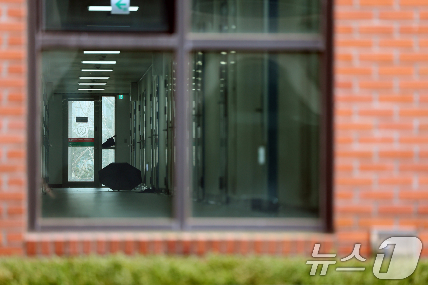 (서울=뉴스1) 황기선 기자 = 5일 서울 서대문구 연세대학교 의과대학 전용 기숙사인 제중학사에 적막감이 흐르고 있다.이날 학교 측은 재학생에 한해서만 기숙사에 입소할 수 있다는 …