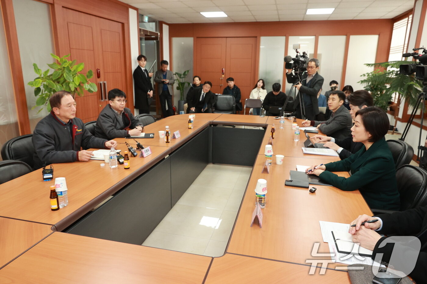 본문 이미지 - 오영주 중소벤처기업부 장관이 5일 경기 시흥 자동차부품 제조기업 율촌을 방문, 미국의 캐나다·멕시코에 대한 25% 관세시행에 따른 영향 및 애로사항을 점검하고 있다. &#40;중소벤처기업부 제공. 재판매 및 DB 금지&#41; 2025.3.5/뉴스1