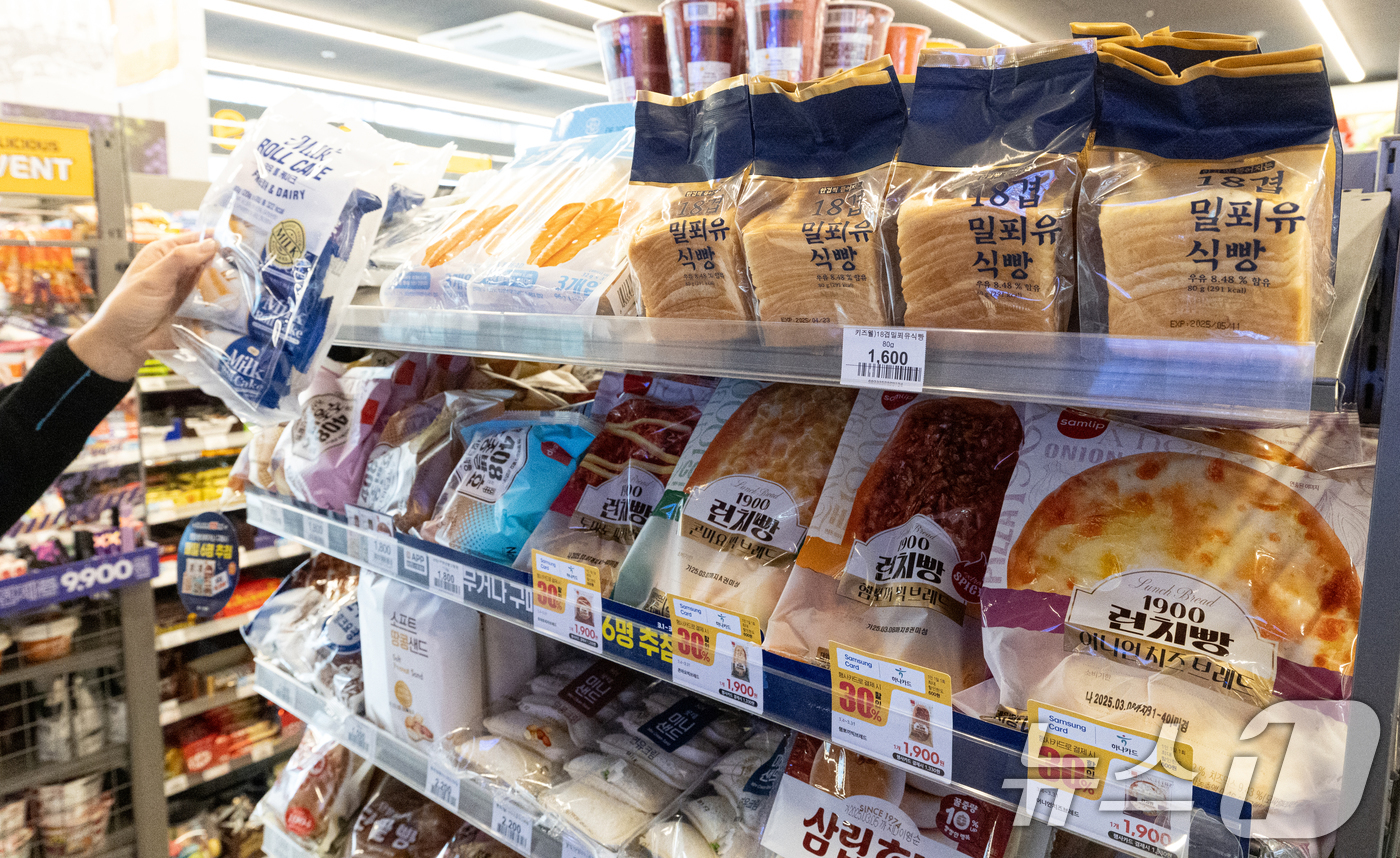 (서울=뉴스1) 이승배 기자 = 런치플레이션(런치+인플레이션)이 화두로 떠오른 고물가 시대에 학생과 직장인들을 중심으로 '시성비'(시간+가성비)를 쫓는 '스내킹'(가벼운 식사) 트 …