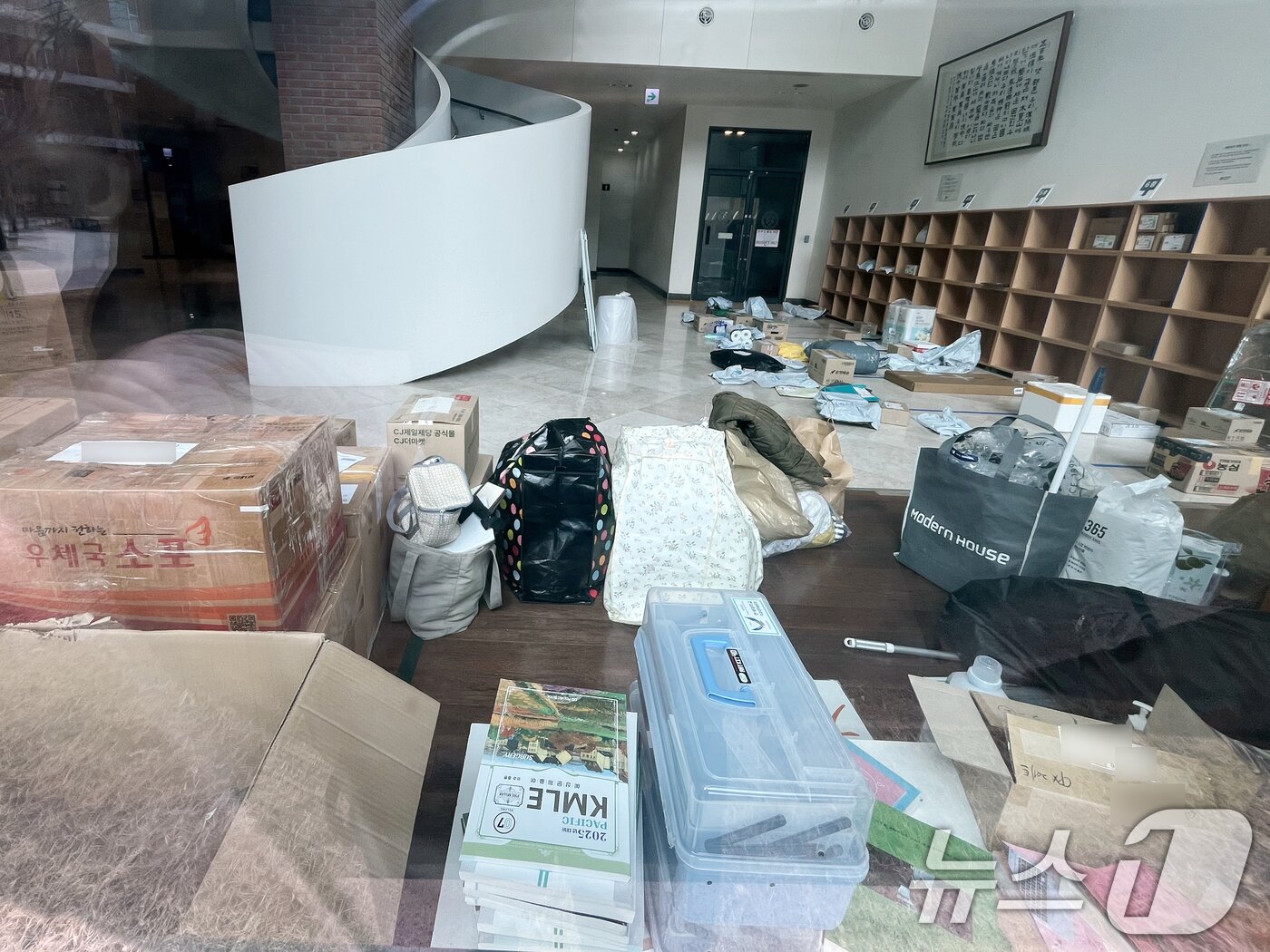 본문 이미지 - 5일 서울 서대문구 연세대학교 의과대학 전용 기숙사인 제중학사에 짐들이 쌓여있다.  2025.3.5/뉴스1 ⓒ News1 황기선 기자
