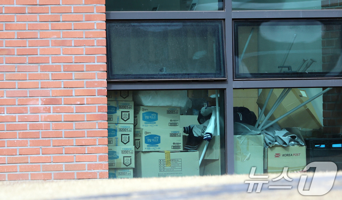 (서울=뉴스1) 황기선 기자 = 5일 서울 서대문구 연세대학교 의과대학 전용 기숙사인 제중학사에 짐들이 쌓여있다.이날 학교 측은 재학생에 한해서만 기숙사에 입소할 수 있다는 내규에 …