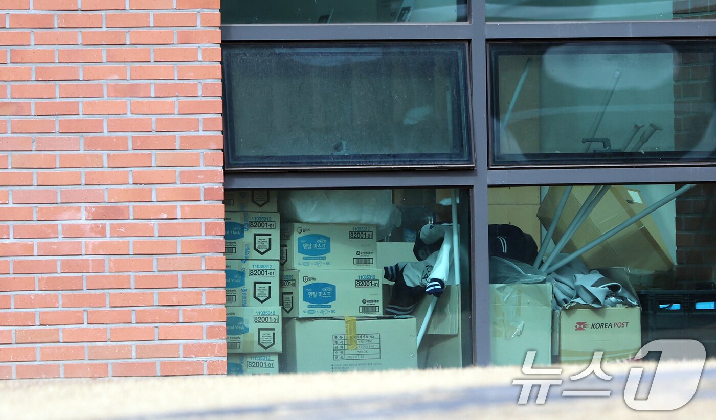 본문 이미지 - 5일 서울 서대문구 연세대학교 의과대학 전용 기숙사인 제중학사에 짐들이 쌓여있다.  2025.3.5/뉴스1 ⓒ News1 황기선 기자