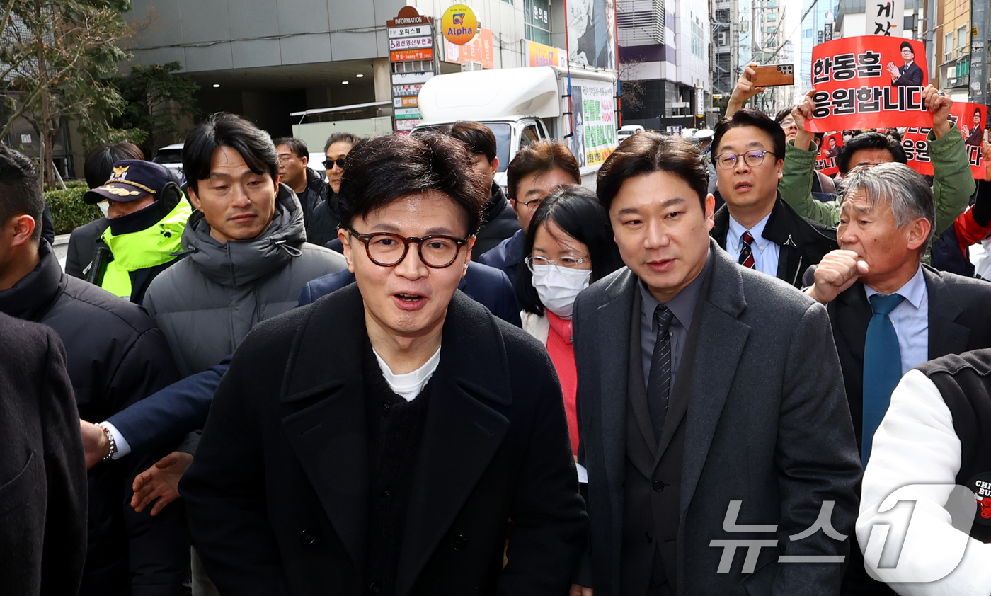 (서울=뉴스1) 오대일 기자 = 한동훈 전 국민의힘 대표가 5일 오후 서울 마포구 청년문화공간JU에서 열린 '한동훈의 선택, 국민이 먼저입니다' 북콘서트에 참석하며 지지자들과 인사 …