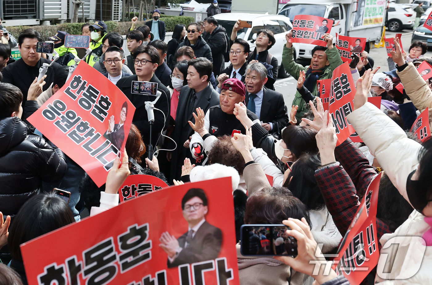 (서울=뉴스1) 오대일 기자 = 한동훈 국민의힘 전 대표가 5일 오후 서울 마포구 청년문화공간 JU에서 열린 자서전 ‘국민이 먼저입니다’ 북 콘서트에 앞서 행사장 밖에 도열한 지지 …