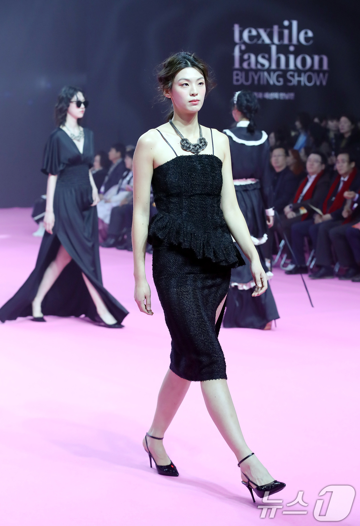 (대구=뉴스1) 공정식 기자 = 5일 대구 엑스코에서 개막한 '2025 대구국제섬유박람회'에서 직물과 패션의 만남 패션쇼가 펼쳐지고 있다.7일까지 열리는 이번 박람회에는 국내외 2 …