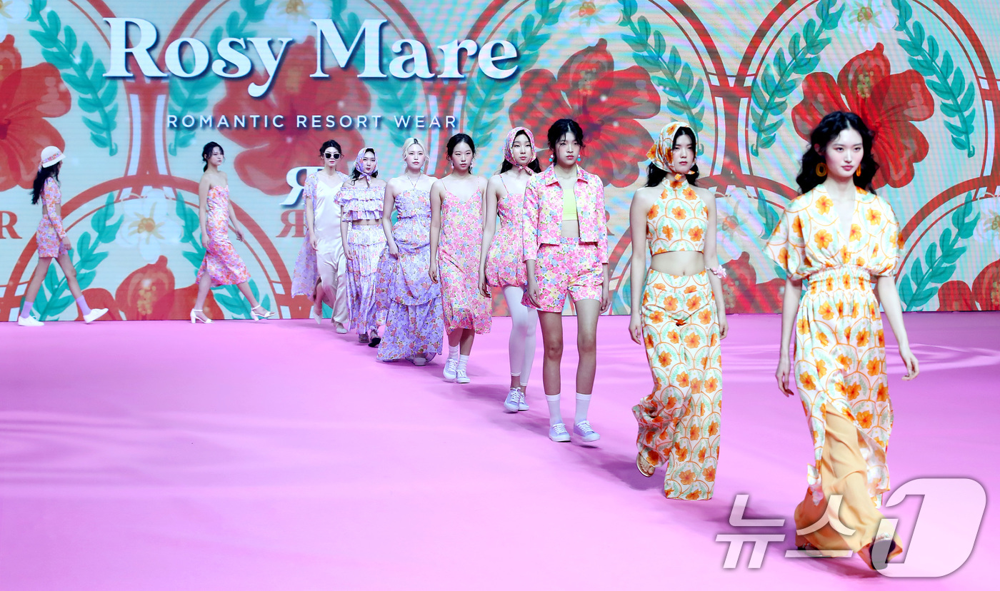 (대구=뉴스1) 공정식 기자 = 5일 대구 엑스코에서 개막한 '2025 대구국제섬유박람회'에서 직물과 패션의 만남 패션쇼가 펼쳐지고 있다.7일까지 열리는 이번 박람회에는 국내외 2 …