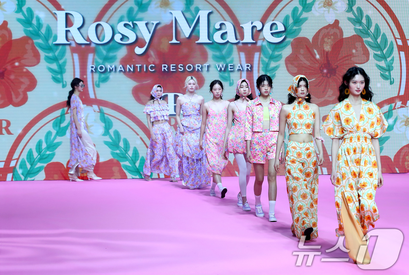 (대구=뉴스1) 공정식 기자 = 5일 대구 엑스코에서 개막한 '2025 대구국제섬유박람회'에서 직물과 패션의 만남 패션쇼가 펼쳐지고 있다.7일까지 열리는 이번 박람회에는 국내외 2 …