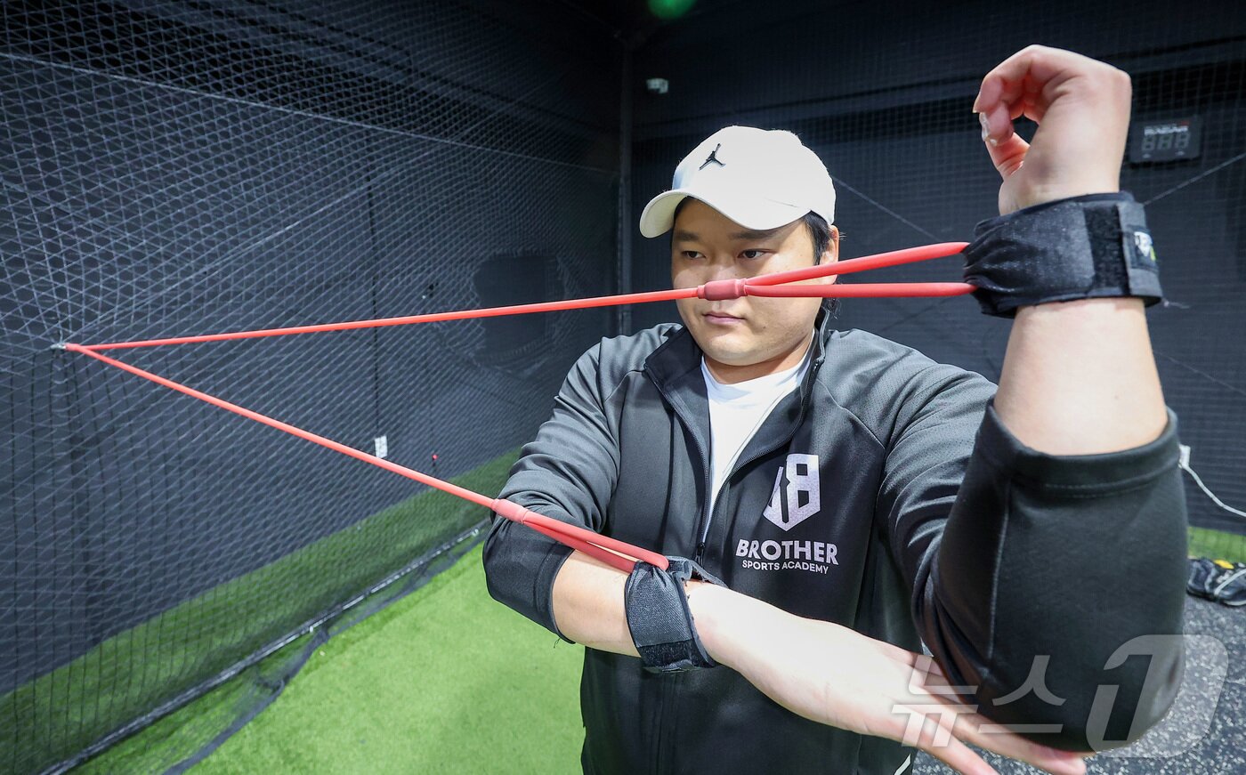 본문 이미지 - SSG 랜더스 출신 김태훈 코치가 5일 인천 남동구 브라더스포츠 아카데미 간석점에서 뉴스1과의 인터뷰에 앞서 튜빙 운동을 하고 있다. 2025.3.5/뉴스1 ⓒ News1 김성진 기자
