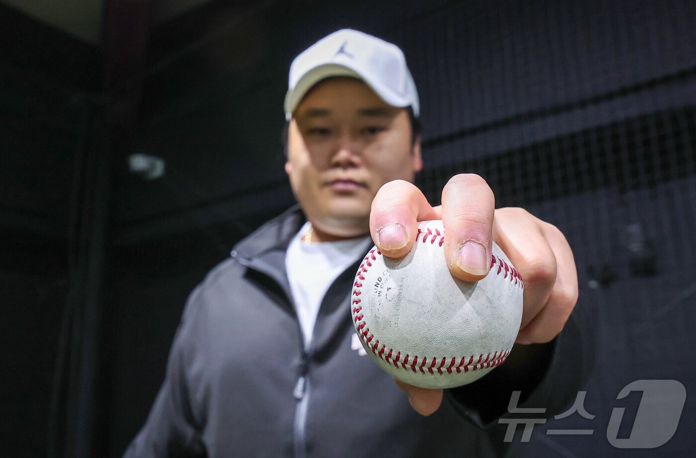 본문 이미지 - 김태훈 코치가 직구 그립을 선보이고 있다. 2025.3.5/뉴스1 ⓒ News1 김성진 기자